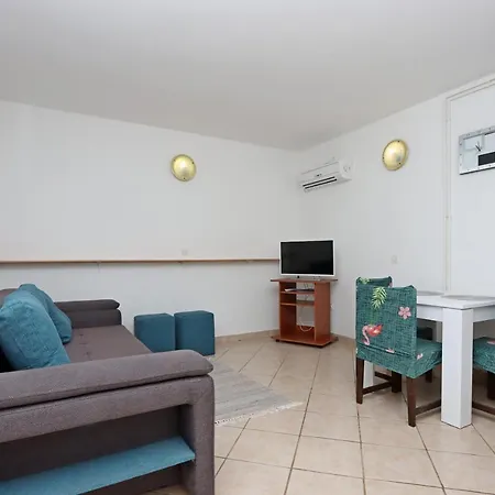 Apartment By The Sea - Gonar, Rab - 18650